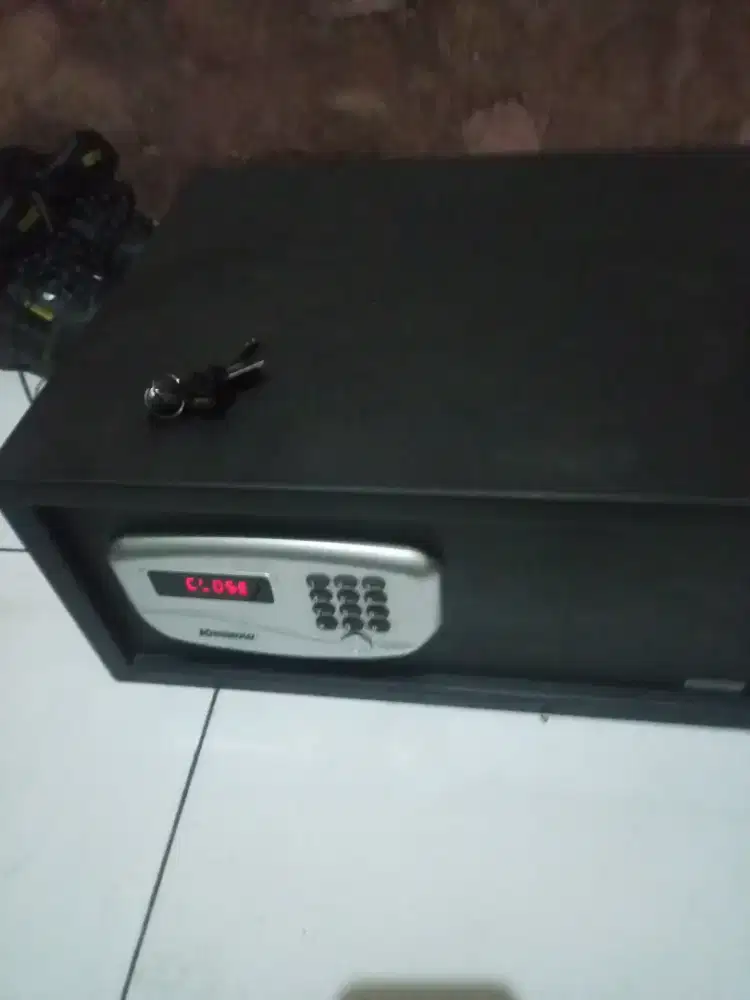 Dijual brankas tipe hotel safe merk krisbow size 43 cm x 37 cm x 20 cm