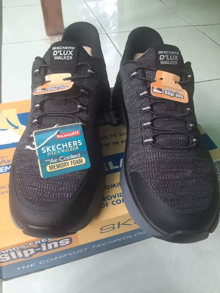 Sepatu SKCHERS DLUX WALKER