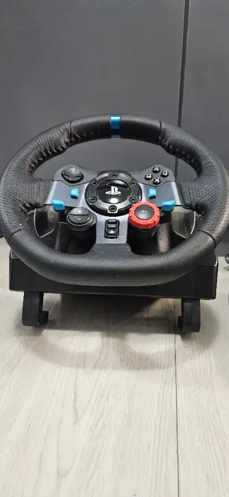 Logitech G29 Driving Force Racing Wheel and Pedal