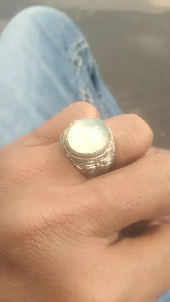 Bacan Obi Putih Giwang Kristal, Barang Langka