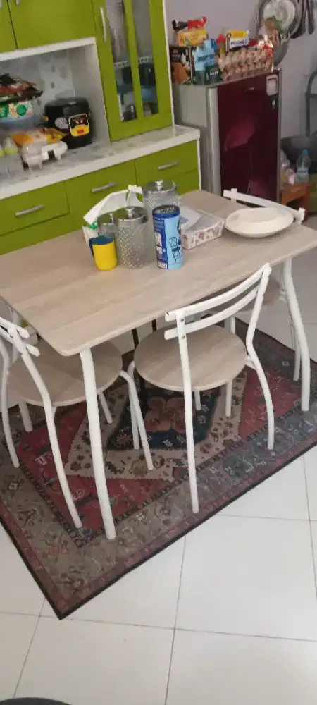 Meja makan minimalis