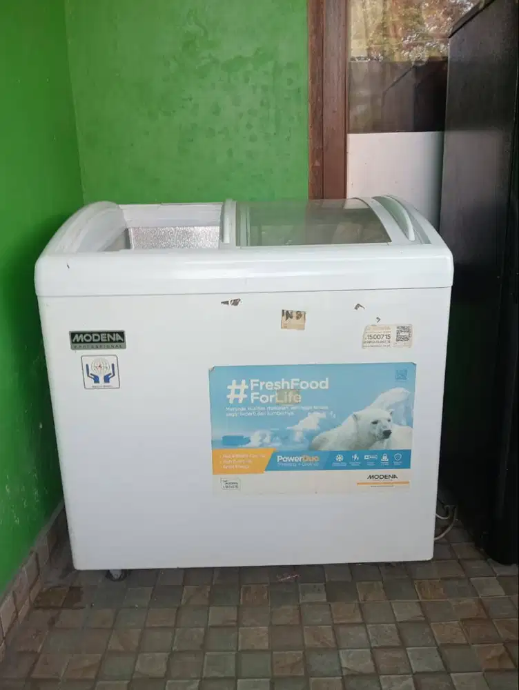 Freezer sleding kaca bekas murah merk Modena
