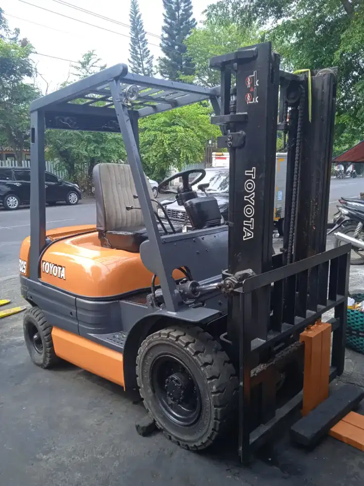 Forklift Toyota 2.5 ton siap kerja
