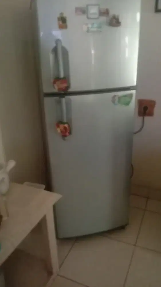 KULKAS 2 PINTU POLITRON