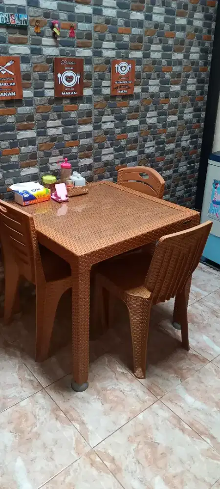 Dijual meja dan kursi merek napoly