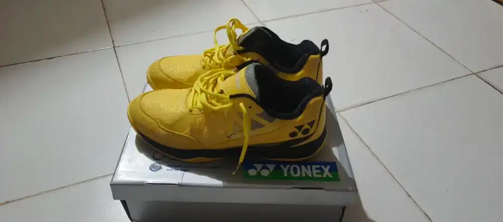 Sepatu badminton yonex Voltrex