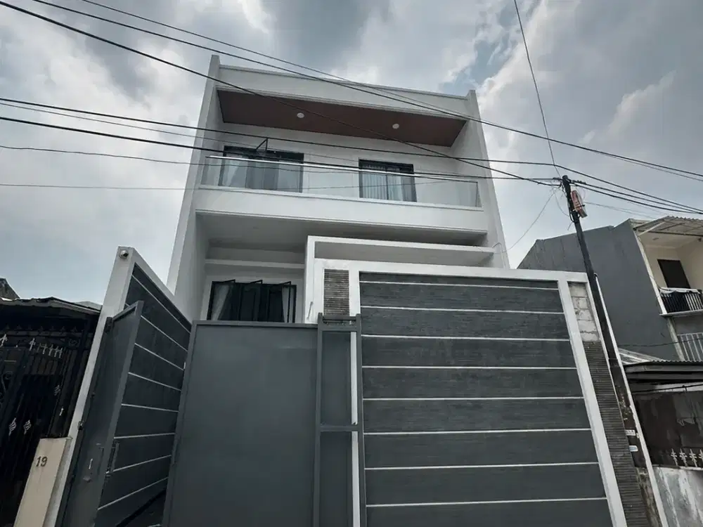 Disewakan Rumah 3,5 Lantai di Bojong Indah Dekat Puri Indah Luas Tanah 120 Meter Semi Furnished