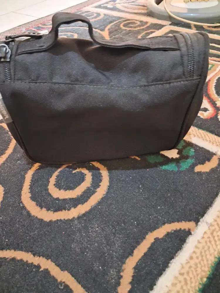 Tas kecil buat toiletris treveller merk eiger