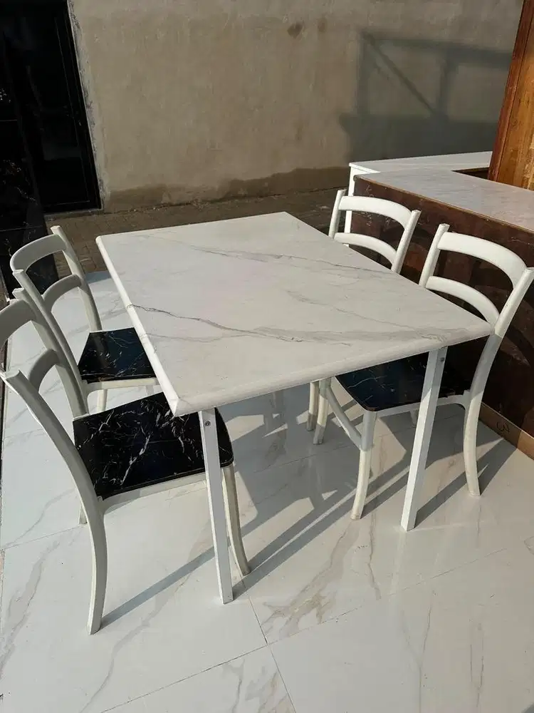 Dijual dipan jati lemari jati dan meja makan