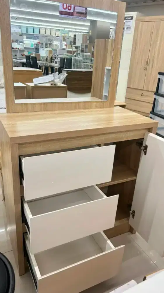 Meja rias minimalis