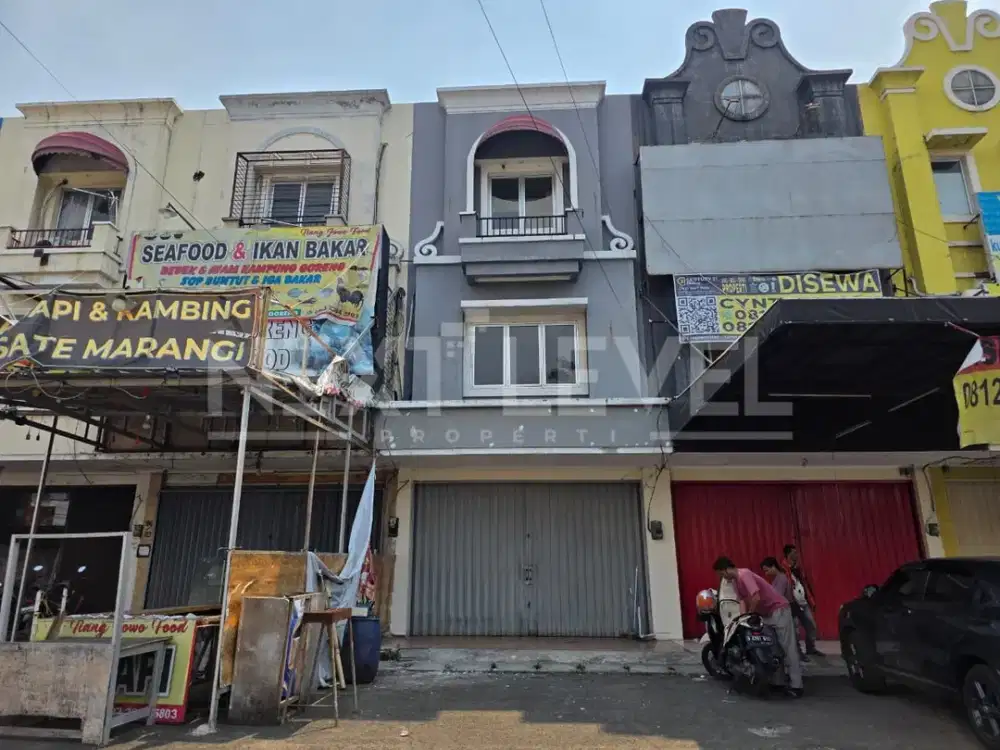 Ruko siap huni parkir luas di bulevar hijau harapan indah