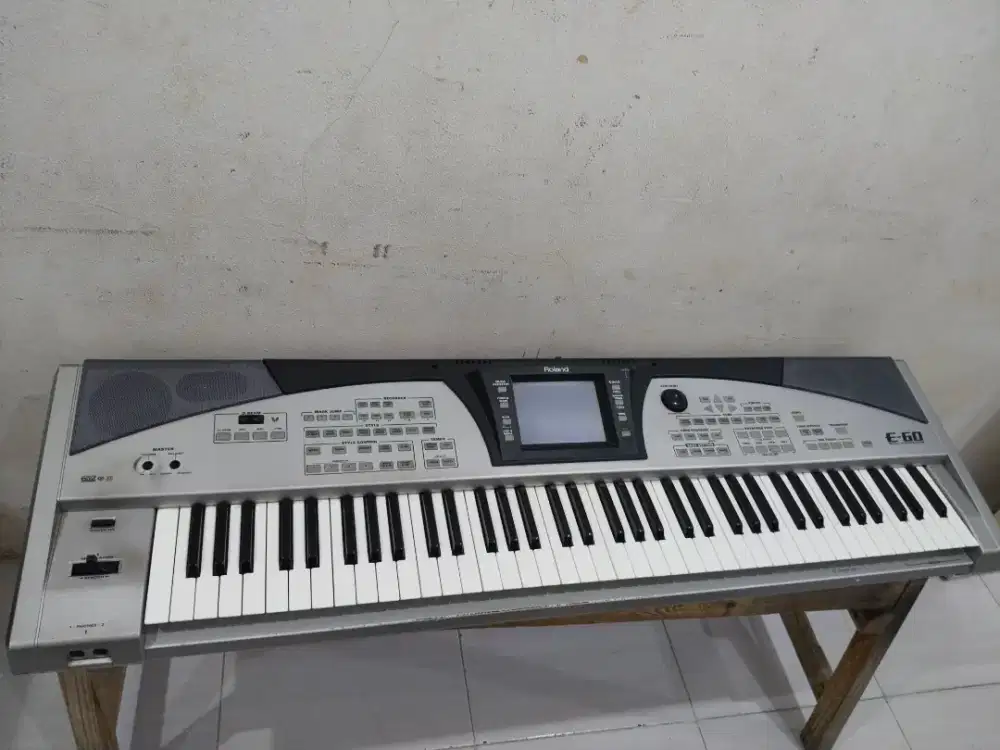 Keyboard roland e60