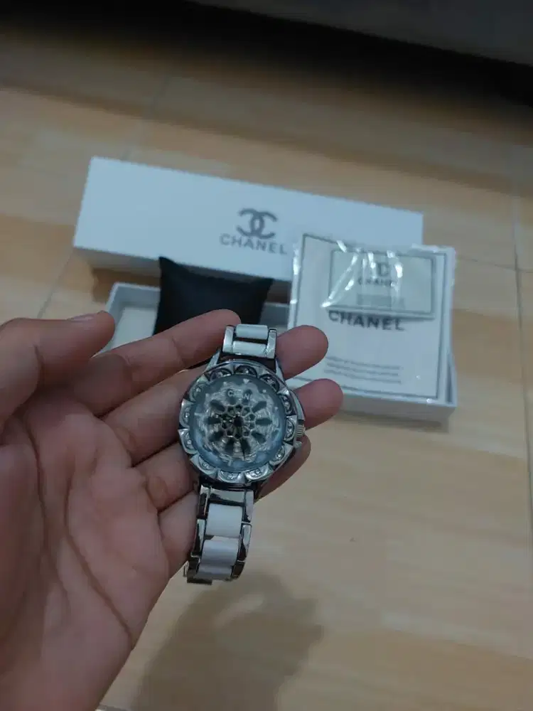 jam wanita putih