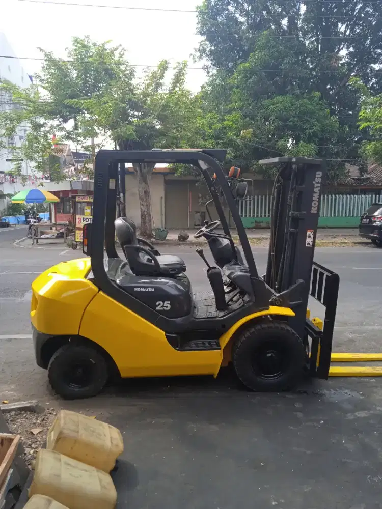 Forklift 25 Komatsu  Tahun 2011siap kerja lokasi solo tipes
