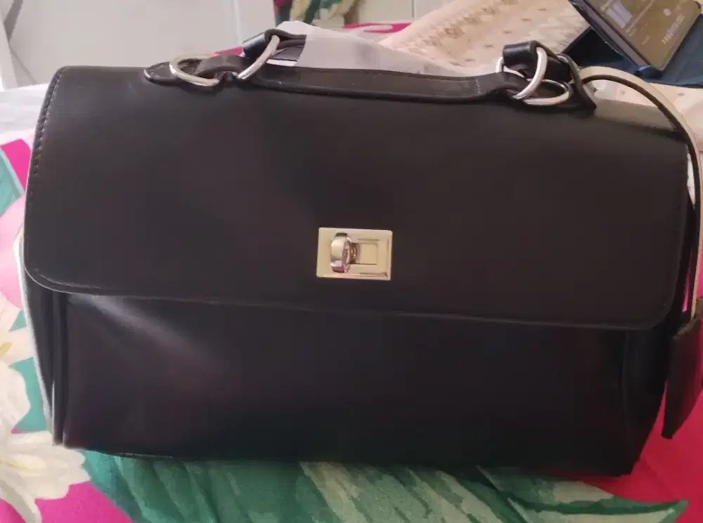 Tas Wanita Hitam.
