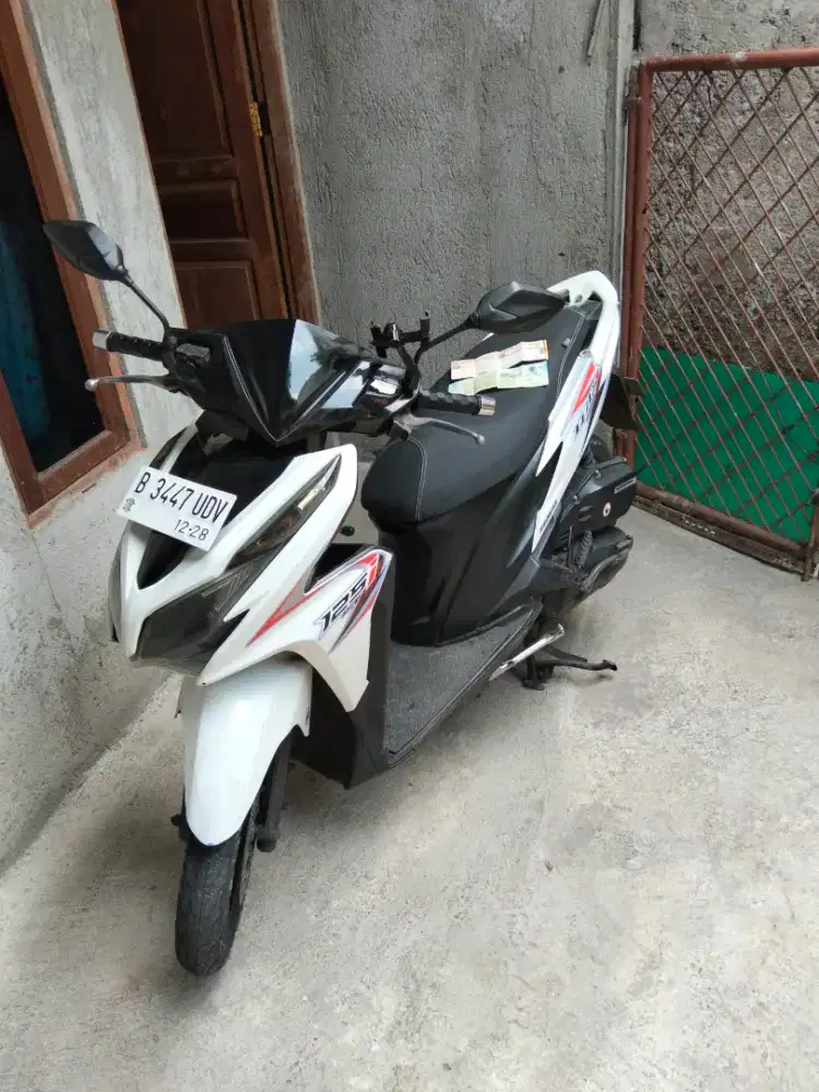 Vario KZR 2013 warna putih.. STNK PUTIH ABU ABU