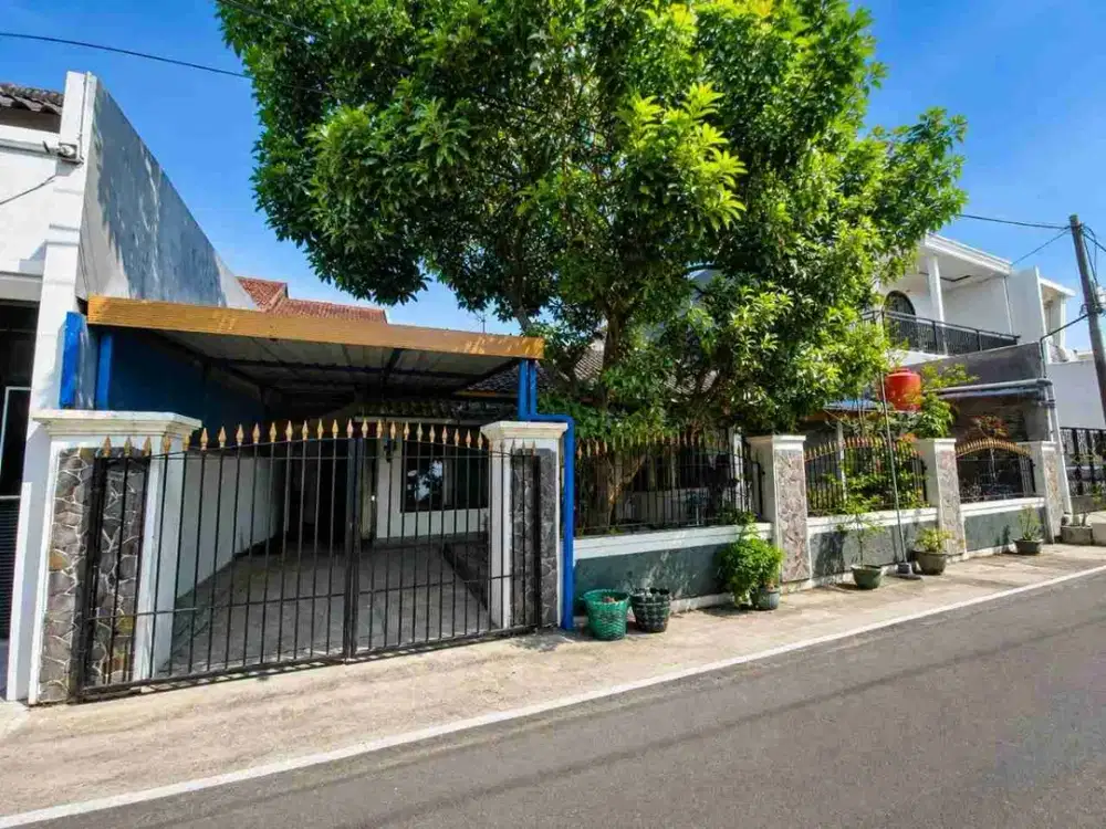 rumah lama lokasi strategis di banyuagung dekat pasar nusukan dan kampus unisri