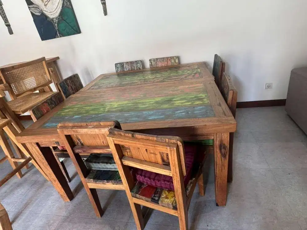1 Set: 1 meja dan 4 kursi