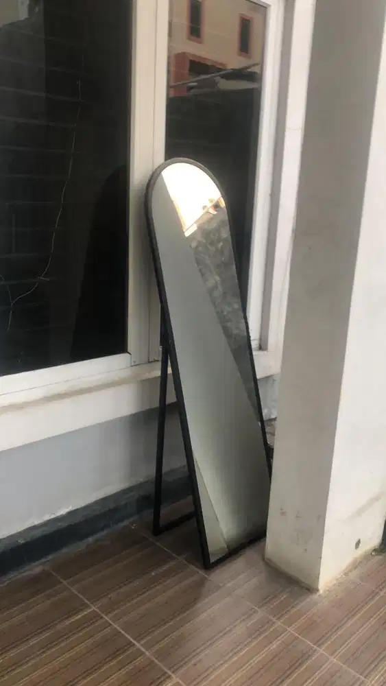 Standing mirror