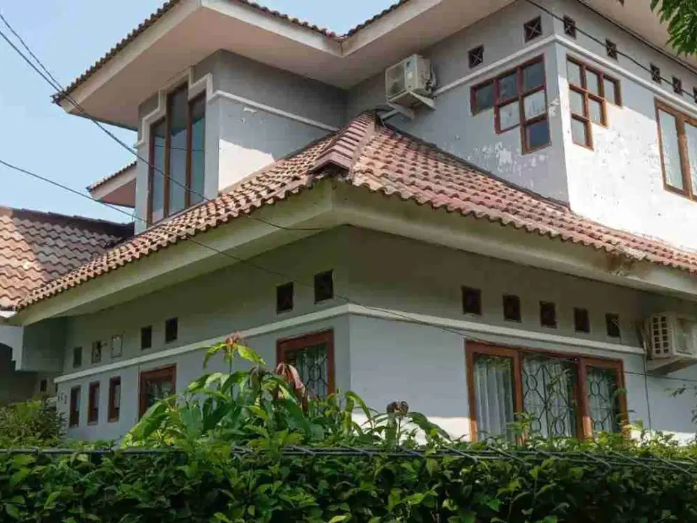 Disewakan Rumah Besar Asri Posisi Hoek Di Kemang Pratama. Kota Bekasi