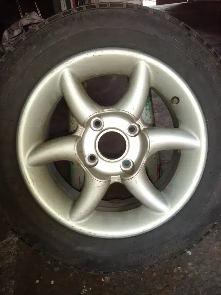 Velg n ban toyota Kijang kapsul taun 1998 untuk serep hanya 1 buah