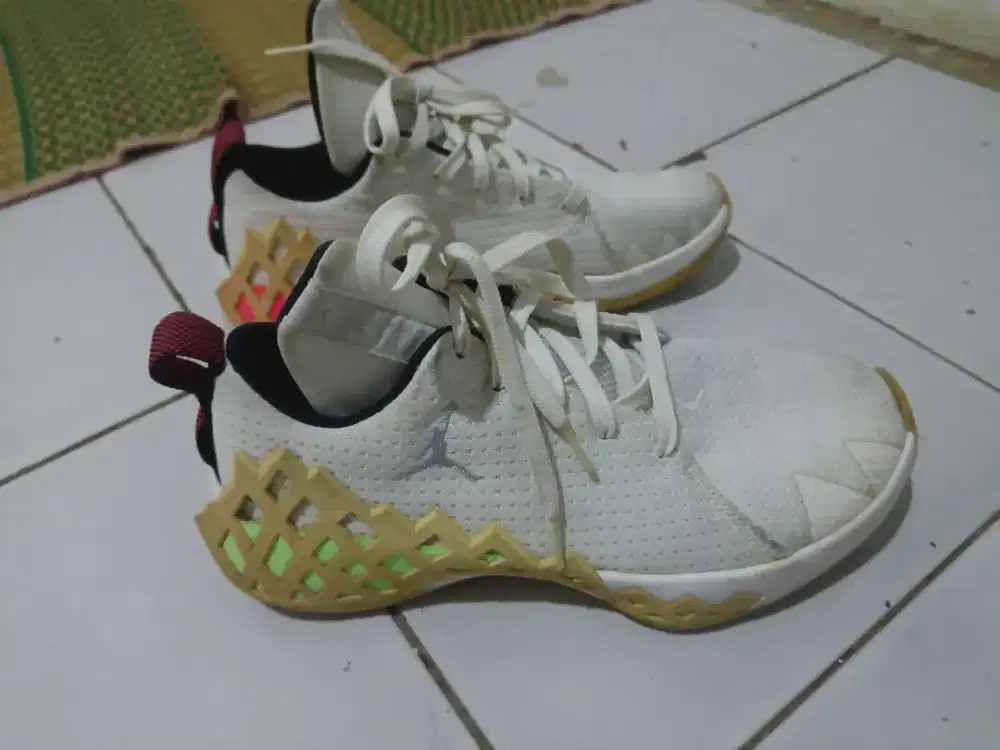 Dijual sepatu Jordan size 42 white mulus like new aja