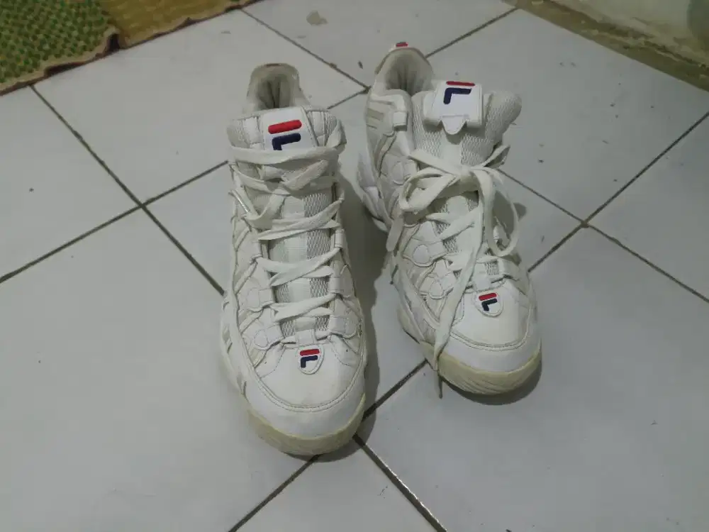 Dijual sepatu Filla size 42 like new 99 % gress. Original dan murah.