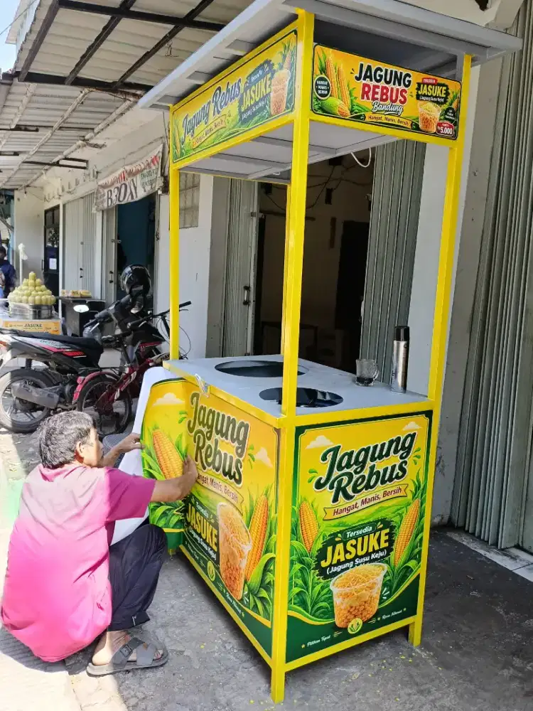 Pria Jadi PenJual Jasuke-Jagung Rebu di Booth Minimarket