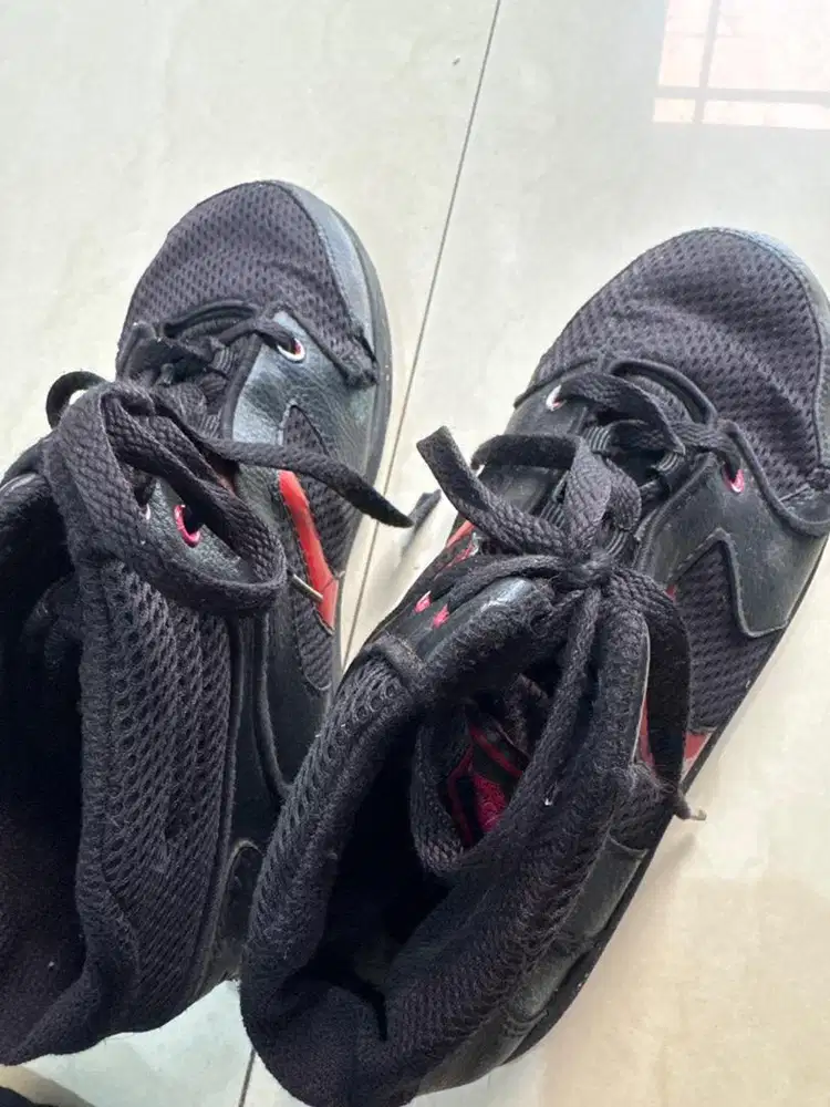 Sepatu bekas strip merah
