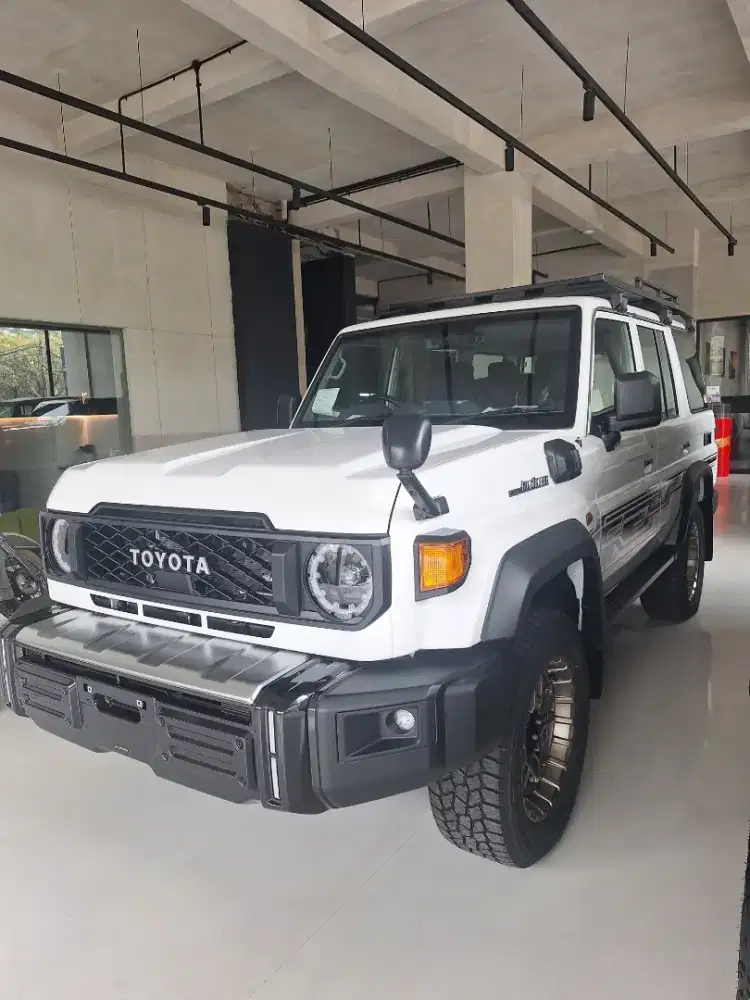 Toyota land cruisre 70 modelista nik 2026