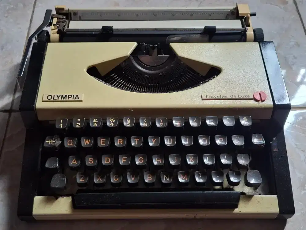 Mesin Tik OLYMPIA Traveller De Luxe