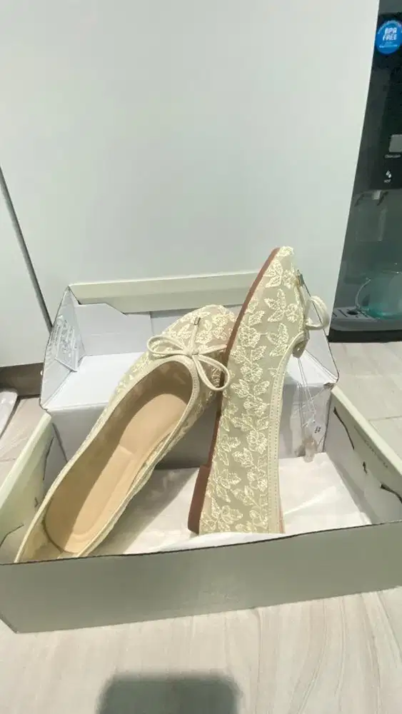 Sepatu Elizabeth Flat Brokat Cream Size 38 NEW Belum Pernah Dipakai