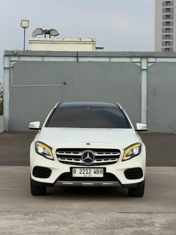 Mercy GLA200 AMG 2018
White on Black