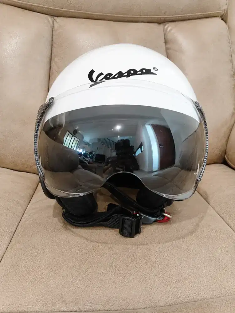 Helm Vespa Original Putih – Carbon