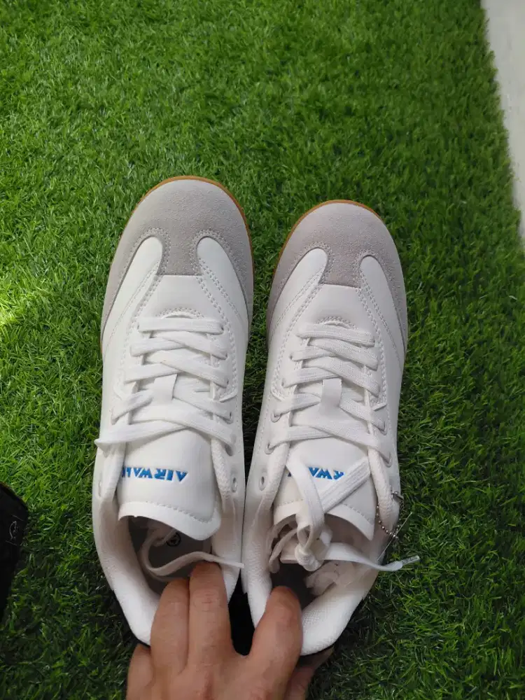 Sepatu olahraga umum