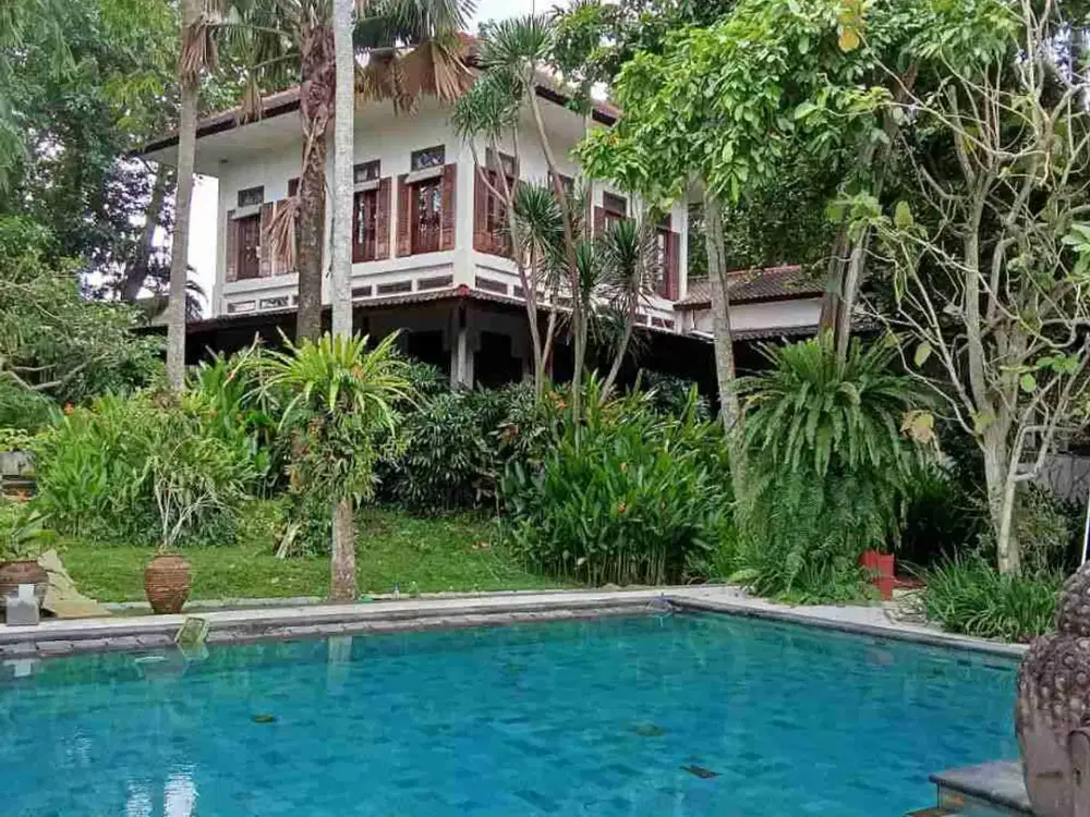 VILLA LANTAI II DAN BUNGLOW YG SANGAT LUAS DENGAN KEBUN YG HIJAU MENAWAN DI AREA TUMBAKBAYUH DI BAWAH HARGA PASARAN