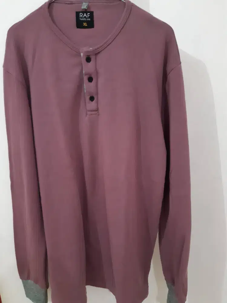 Sweater lengan panjang merek RAF Twenty One warna Kream