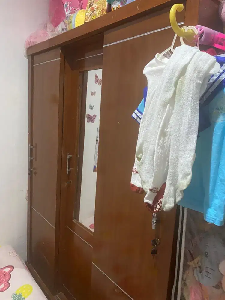 Di jual lemari baju kayu