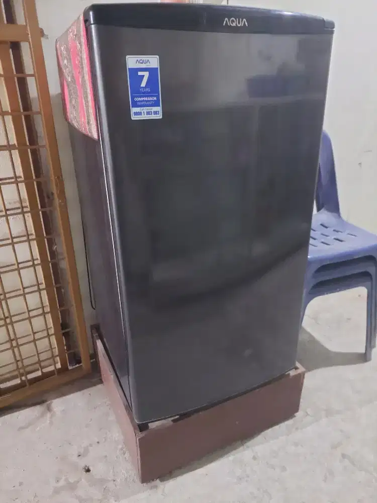 Kulkas es rak kaca dan pintu besi