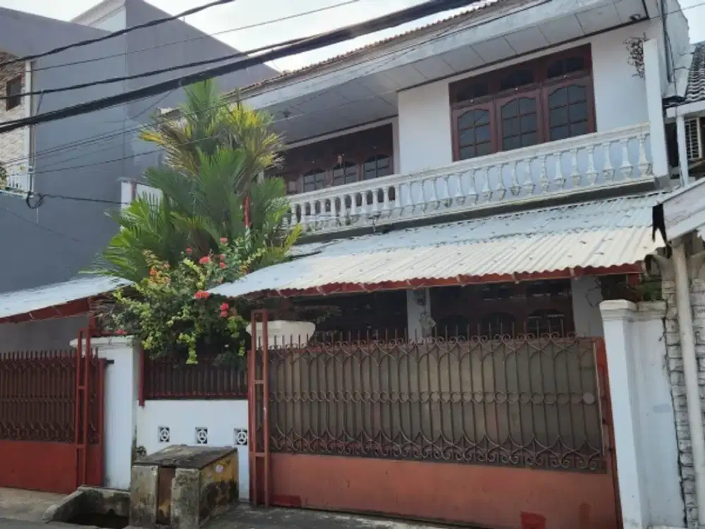 Rumah Luas dengan 7Kontrakan cocok untuk investasi di Kebon Baru Tebet