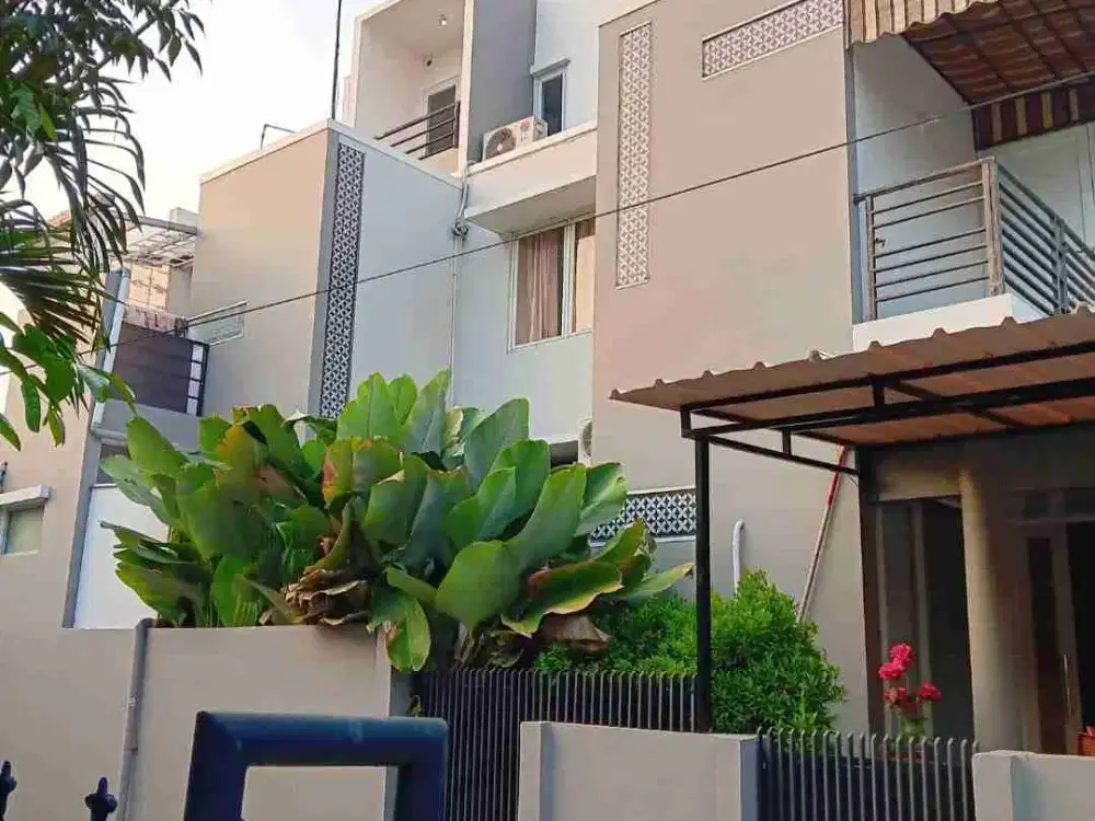 Rumah elegan 3 lantai turun harga di Pondok Kelapa