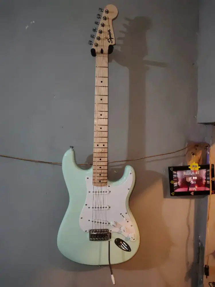 GITAR ELEKTRIK SQUIER STRATOCASTER SURF GREEN MAPLE FRETBOARD