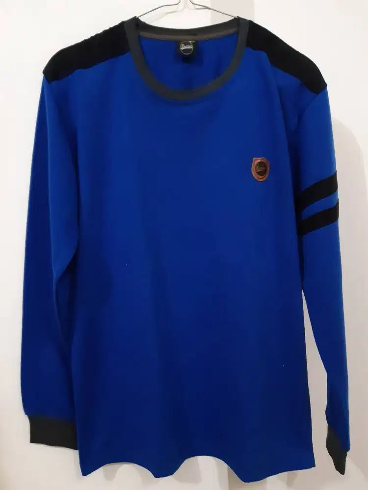 Kaos lengan panjang Merek Badhel warna biru tua dengan Size L