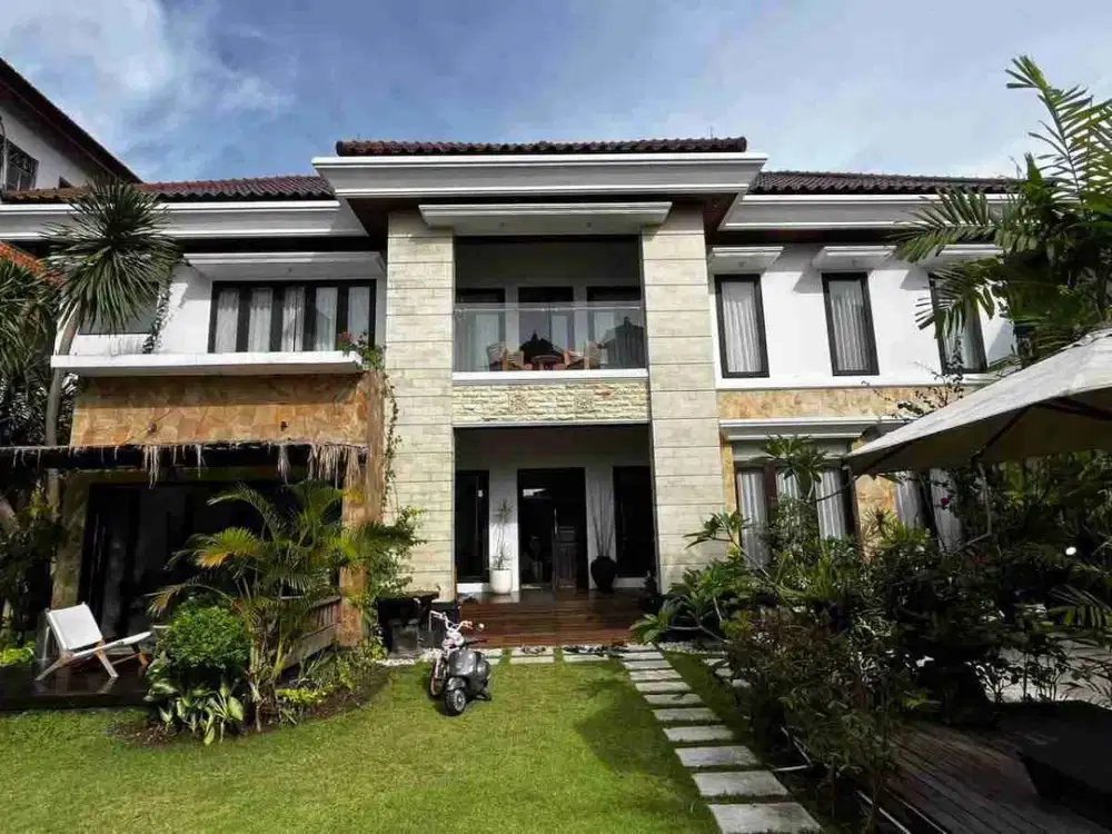RUMAH MEWAH DUA LANTAI DI CENTRAL KUTA JALAN KUBU ANYAR