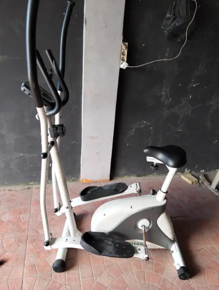 Sepeda statis Alat olahraga di rumah