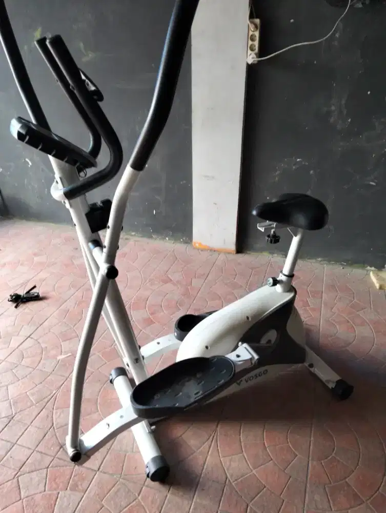 Alat olahraga fitnes gym. Sepeda statis vosgo