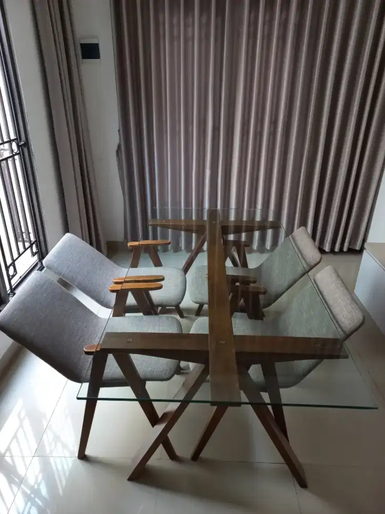 Meja makan Informa + 4 kursi
