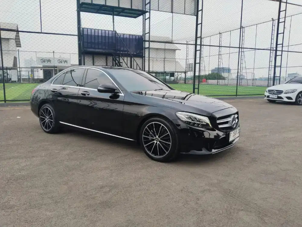 MERCY C200 AVANGARDE LINE AT 2020 FACELIFT BLACK ON BLACK LOW KM SUPER