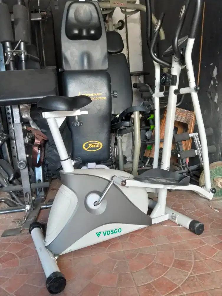 Sepeda statis elliptical. Alat olahraga