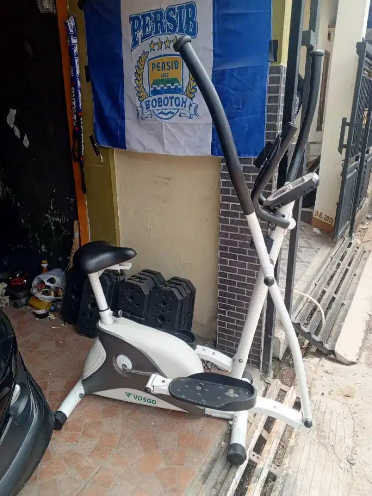 Alat olahraga fitnes gym. Sepeda statis